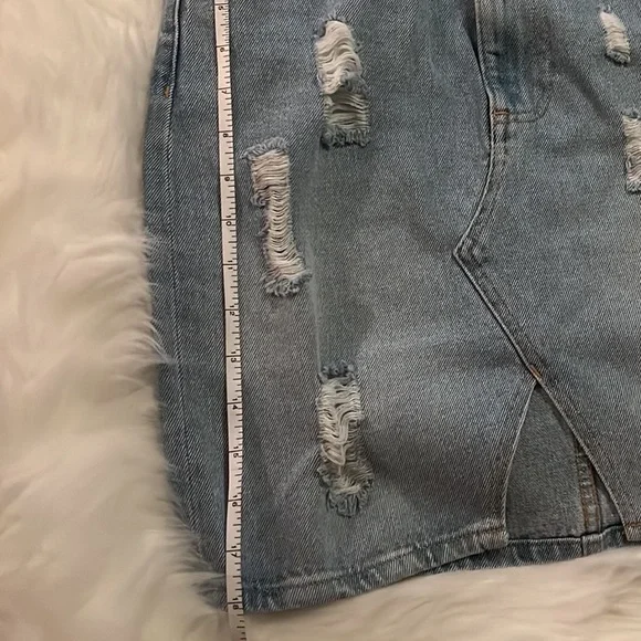 H&M Denim mini skirt. Medium wash. Size 6 - Picture 9 of 10